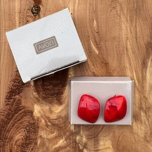 Vintage Avon Sculptured Drama Clip On Earrings NIB